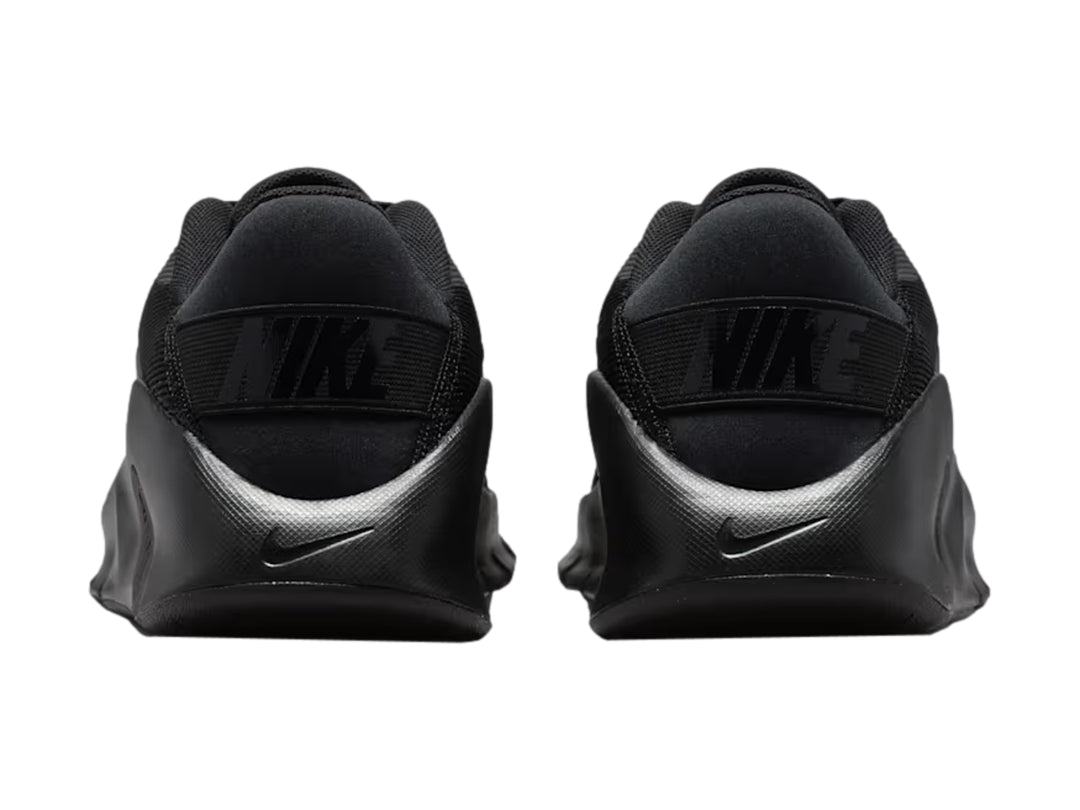 Tenis deportivos Nike Flex Train color negro con malla transpirable y suela gruesa.