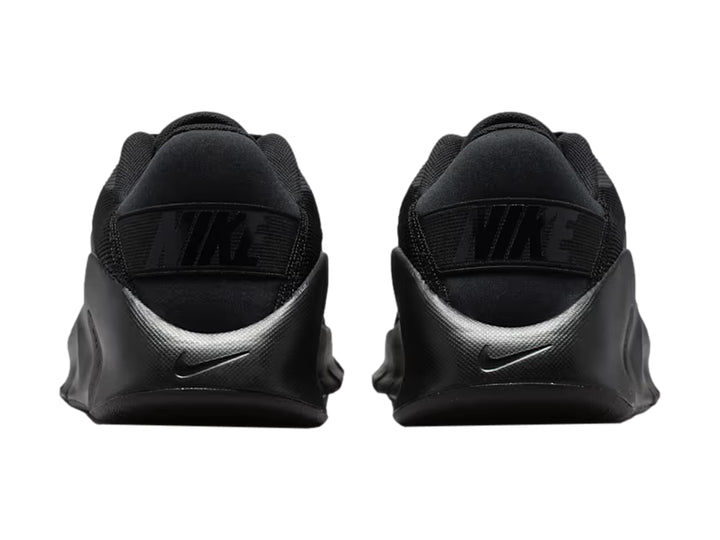 Tenis deportivos Nike Flex Train color negro con malla transpirable y suela gruesa.