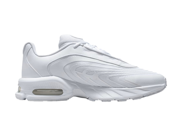 Tenis Nike Air Max Fire en color blanco total con amortiguación de aire visible en el talón.