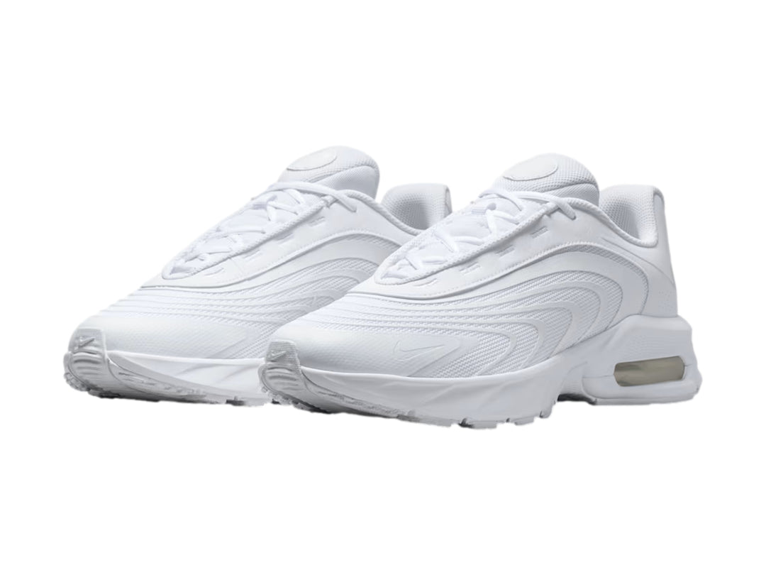 Tenis Nike Air Max Fire en color blanco total con amortiguación de aire visible en el talón.