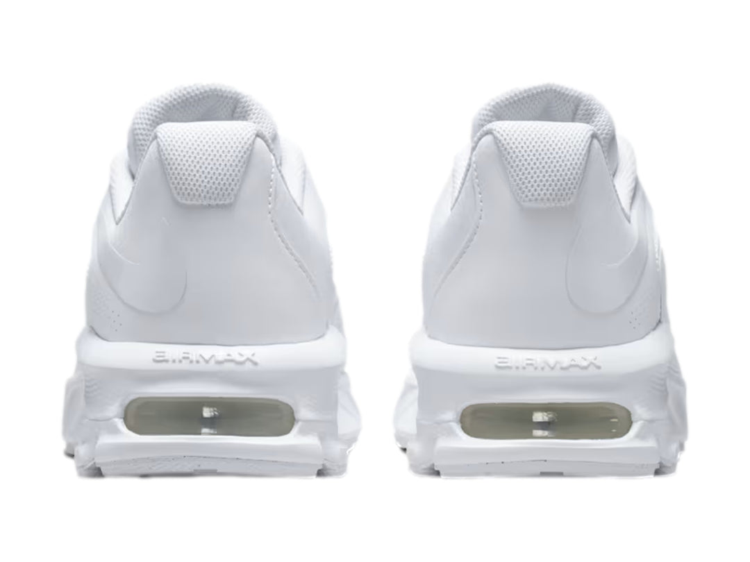 Tenis Nike Air Max Fire en color blanco total con amortiguación de aire visible en el talón.