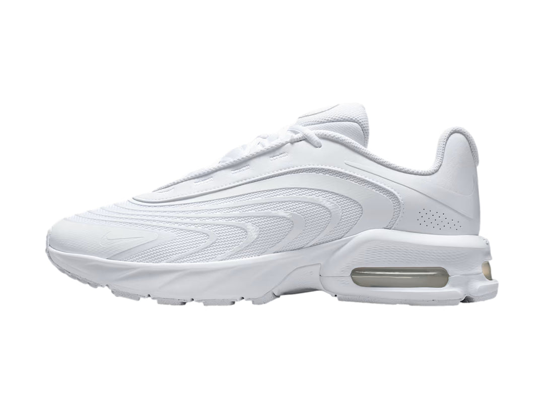 Tenis Nike Air Max Fire en color blanco total con amortiguación de aire visible en el talón.