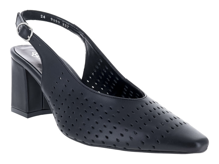 Zapato formal negro de tacón cuadrado con punta afilada y detalles perforados.