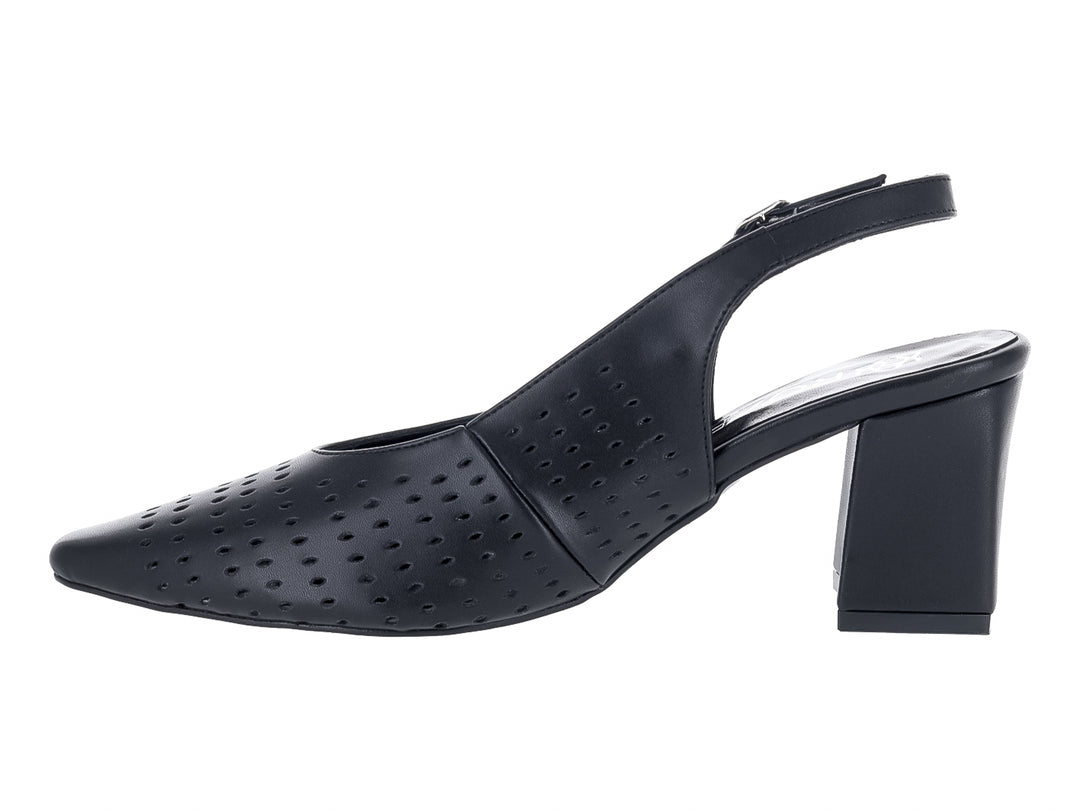 Zapato formal negro de tacón cuadrado con punta afilada y detalles perforados.