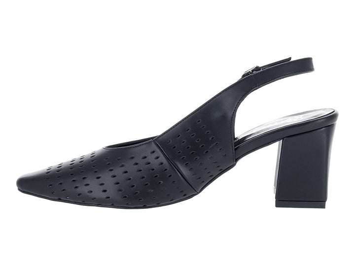 Zapato formal negro de tacón cuadrado con punta afilada y detalles perforados.