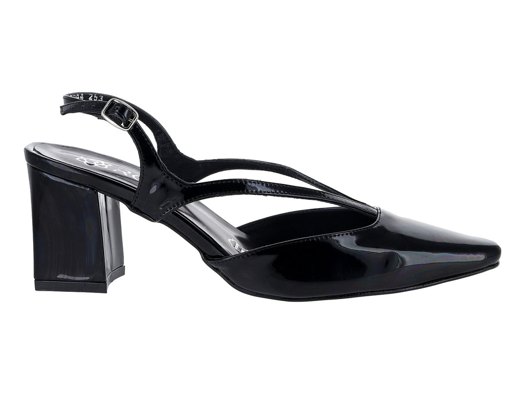 Zapato negro de charol con tacón cuadrado y punta fina.