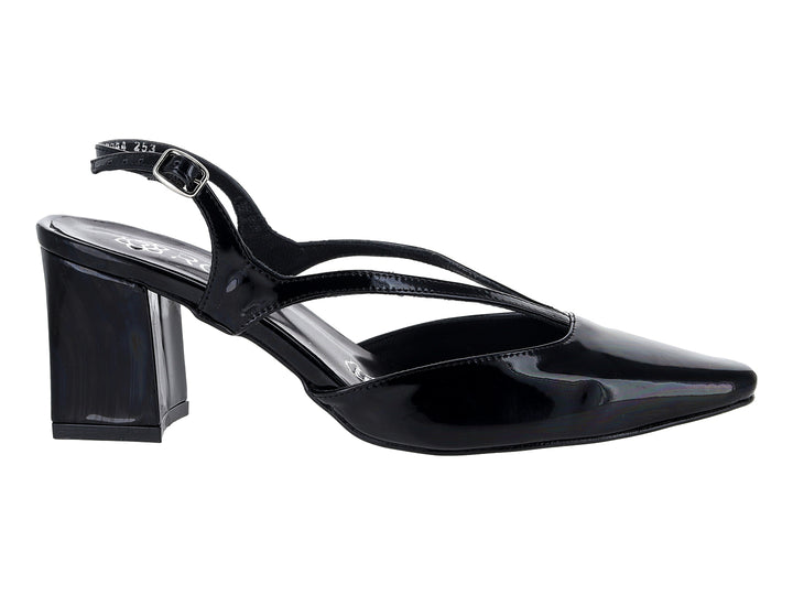 Zapato negro de charol con tacón cuadrado y punta fina.