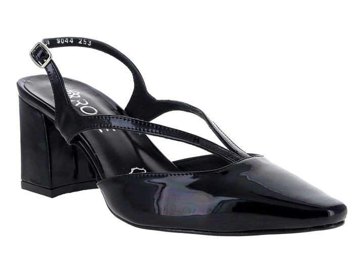 Zapato negro de charol con tacón cuadrado y punta fina.