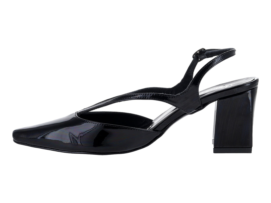 Zapato negro de charol con tacón cuadrado y punta fina.