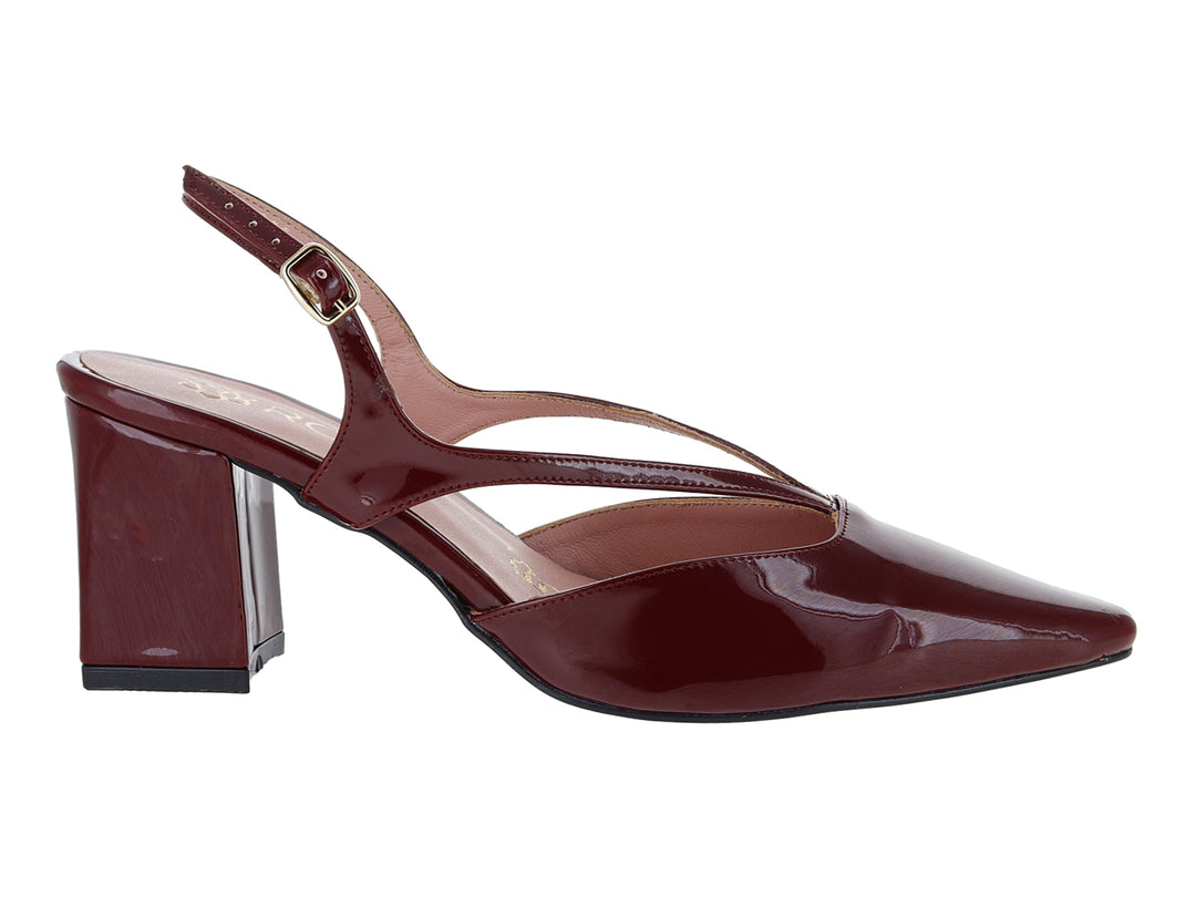 Zapato color vino de charol brillante con tacón cuadrado y correa ajustable.