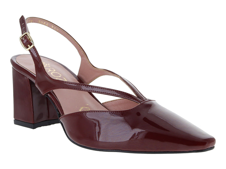 Zapato color vino de charol brillante con tacón cuadrado y correa ajustable.