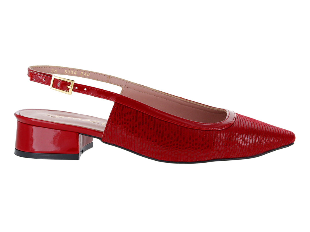 Zapato rojo de tacón cuadrado con correa trasera y hebilla dorada.