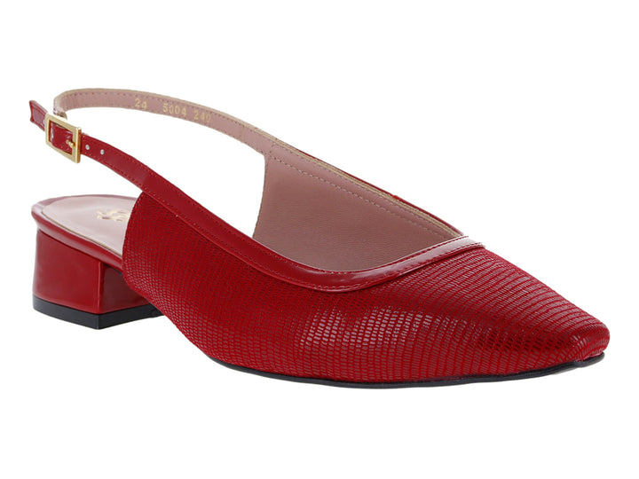 Zapato rojo de tacón cuadrado con correa trasera y hebilla dorada.