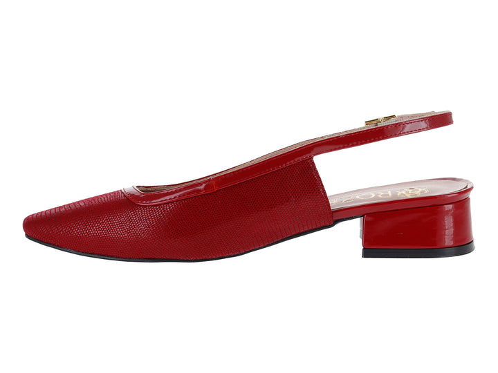 Zapato rojo de tacón cuadrado con correa trasera y hebilla dorada.