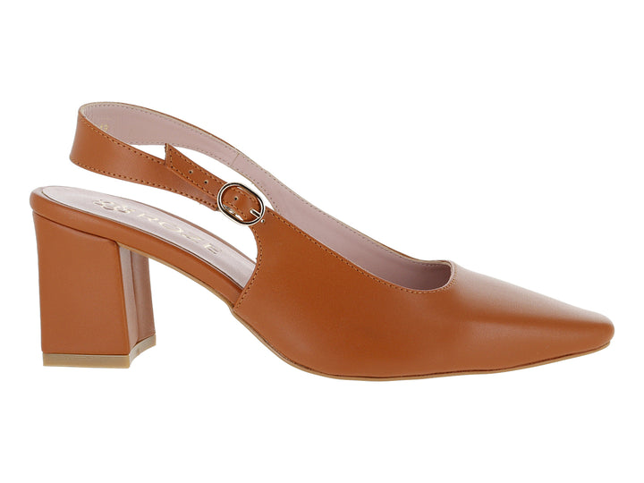 Zapato de tacón cuadrado color cajeta con correa y hebilla metálica.
