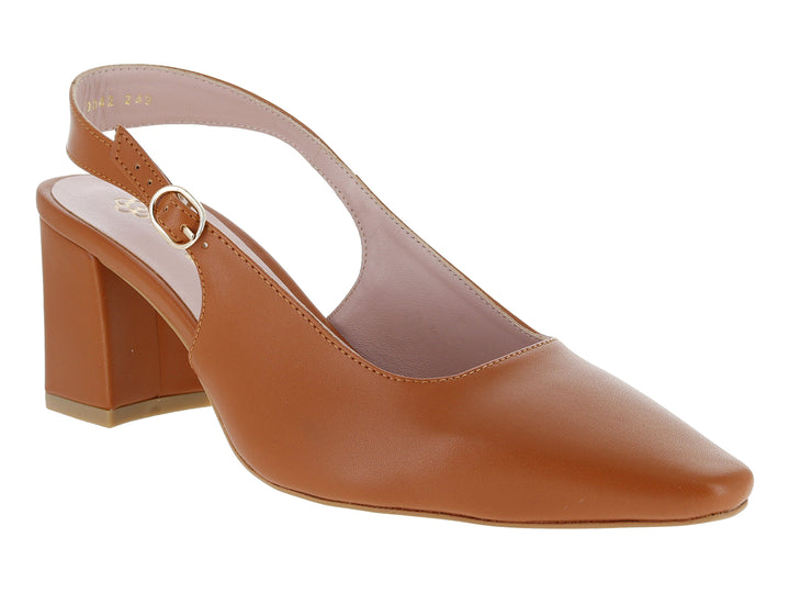 Zapato de tacón cuadrado color cajeta con correa y hebilla metálica.