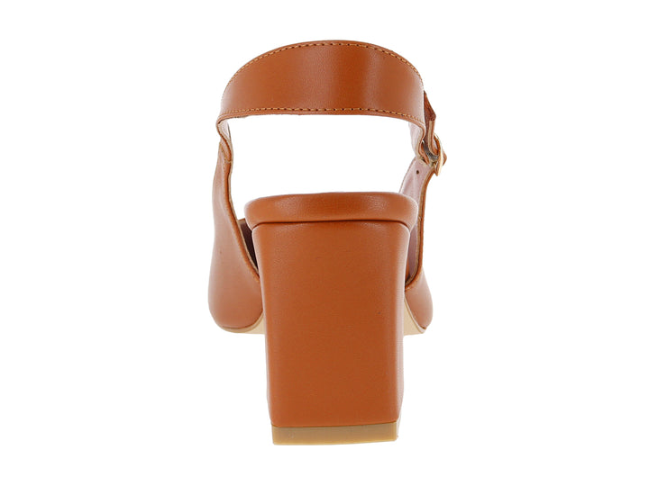 Zapato de tacón cuadrado color cajeta con correa y hebilla metálica.