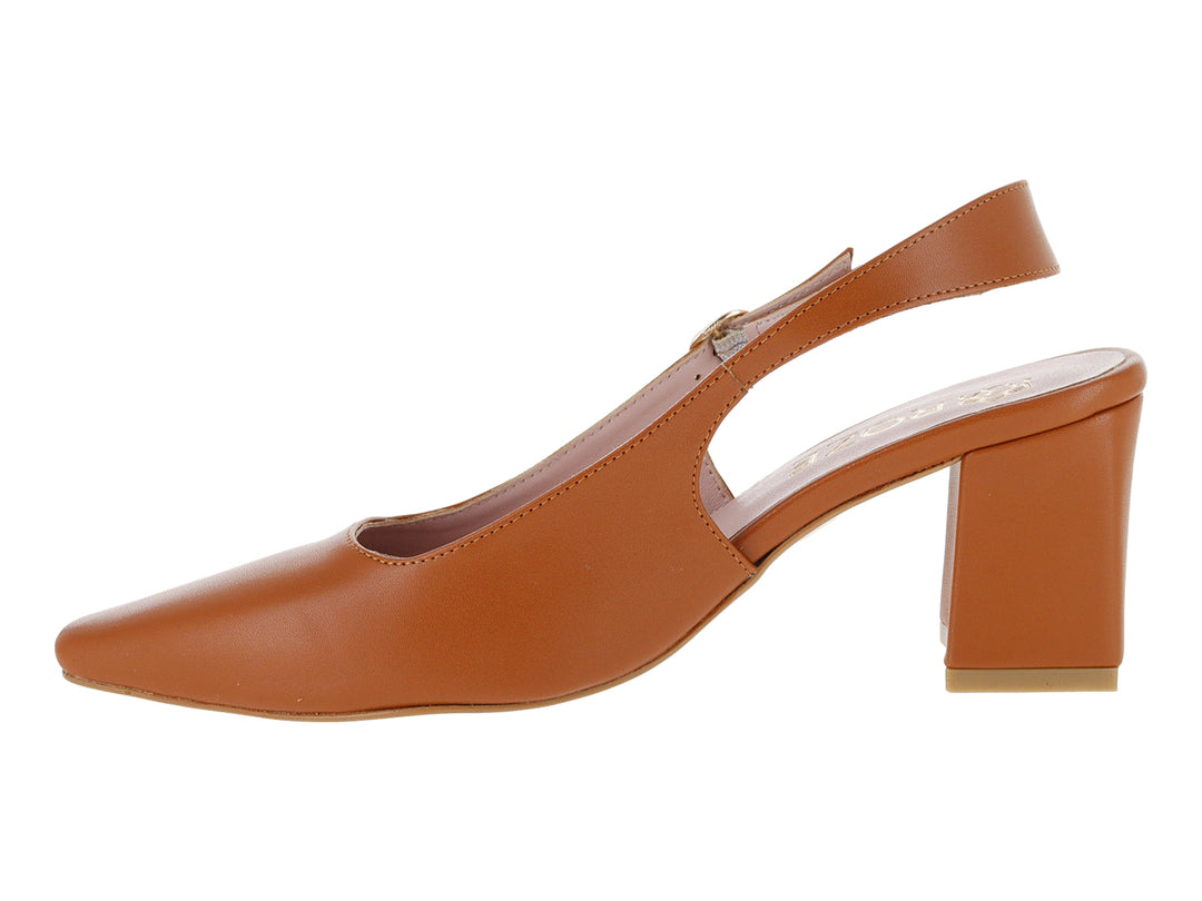 Zapato de tacón cuadrado color cajeta con correa y hebilla metálica.