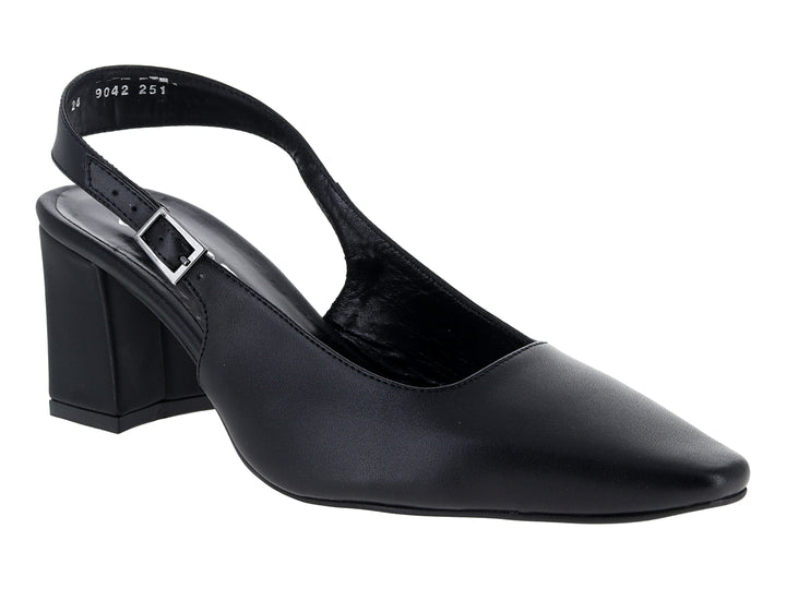 Zapato negro de tacón cuadrado y correa trasera marca ROZE sobre fondo blanco.