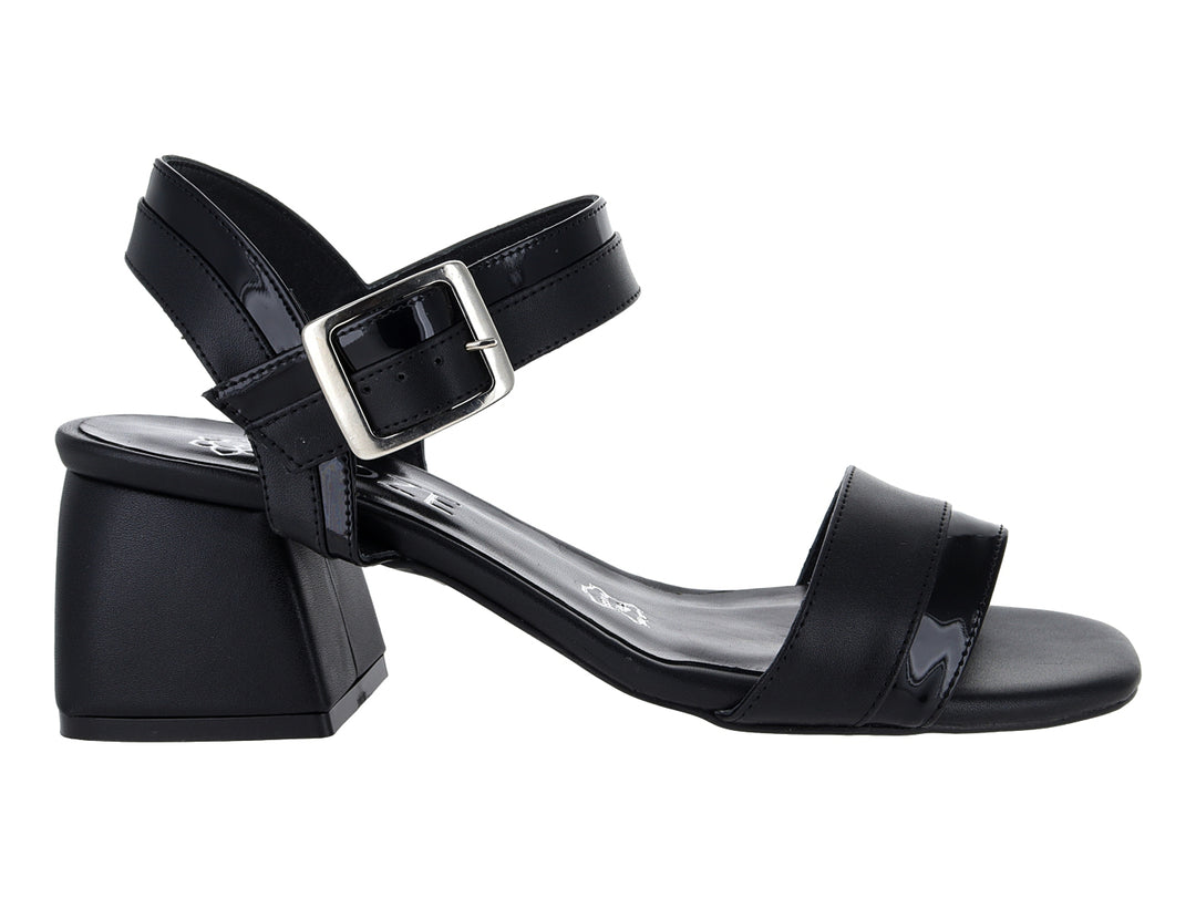Sandalias negras de tacón cuadrado con correa y hebilla plateada.