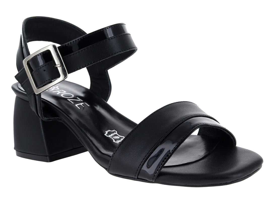 Sandalias negras de tacón cuadrado con correa y hebilla plateada.