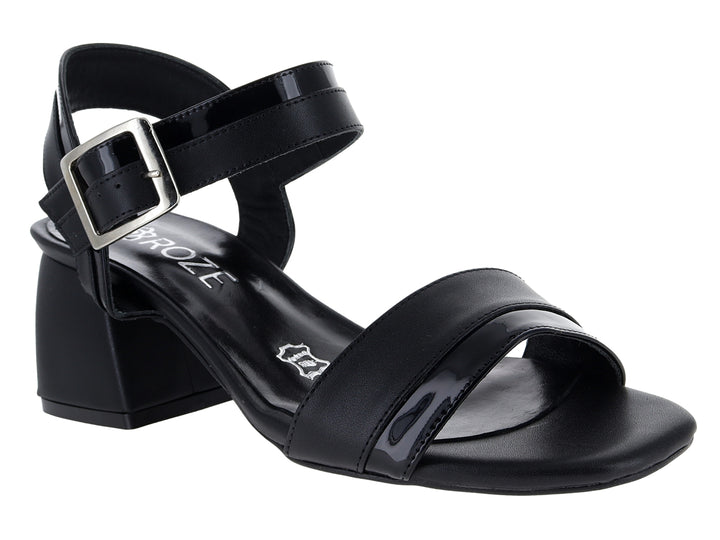Sandalias negras de tacón cuadrado con correa y hebilla plateada.
