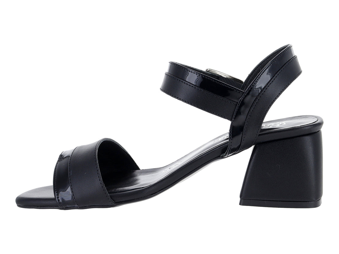 Sandalias negras de tacón cuadrado con correa y hebilla plateada.
