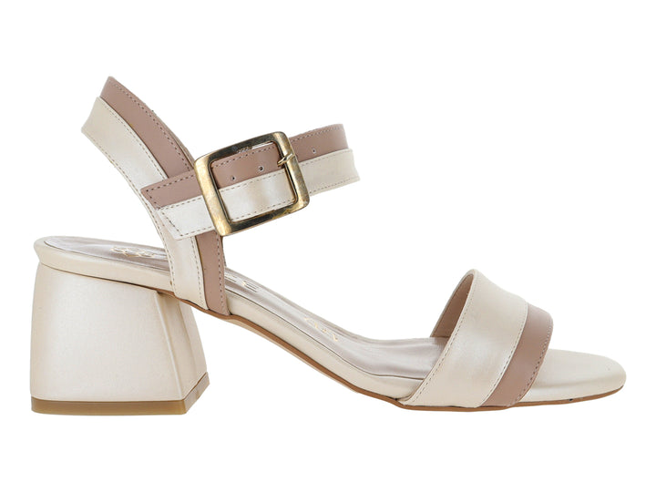 Sandalias color nude con tacón cuadrado y correa ajustable con hebilla dorada.