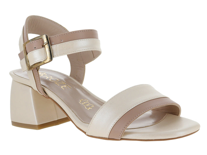 Sandalias color nude con tacón cuadrado y correa ajustable con hebilla dorada.