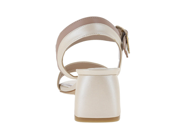 Sandalias color nude con tacón cuadrado y correa ajustable con hebilla dorada.