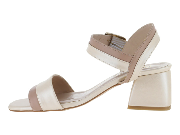 Sandalias color nude con tacón cuadrado y correa ajustable con hebilla dorada.