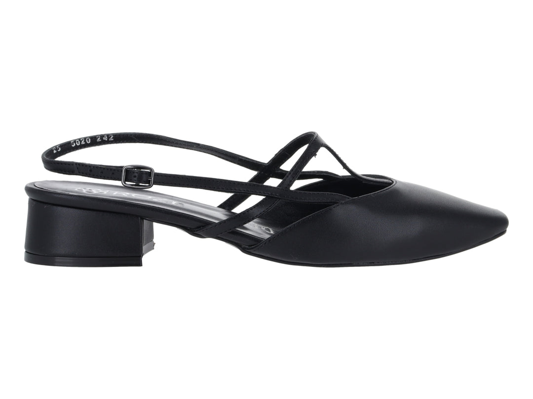 Zapato negro de tacón bajo con tiras cruzadas y punta cerrada.