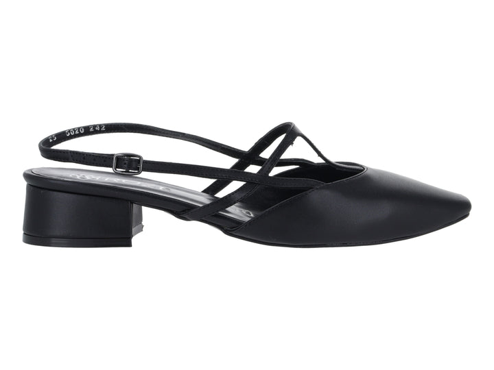 Zapato negro de tacón bajo con tiras cruzadas y punta cerrada.