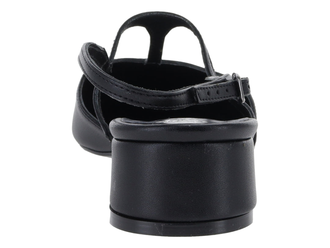 Zapato negro de tacón bajo con tiras cruzadas y punta cerrada.