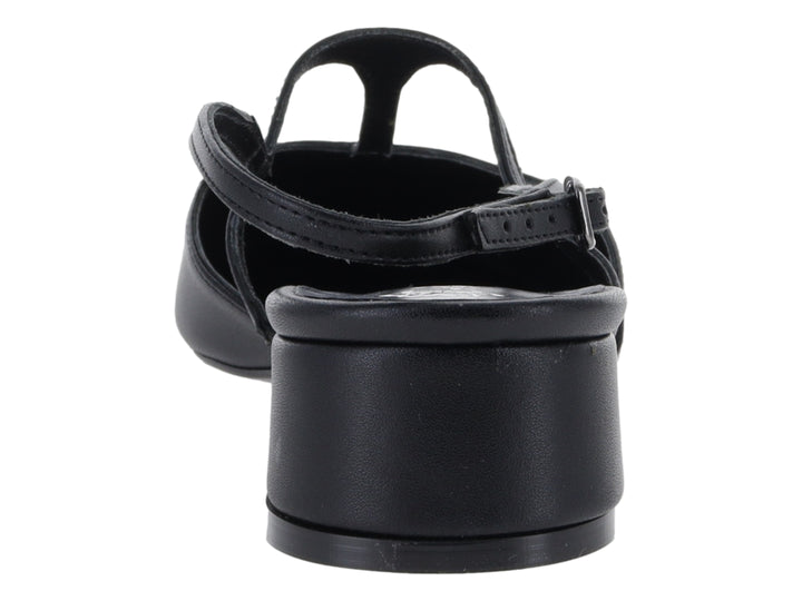 Zapato negro de tacón bajo con tiras cruzadas y punta cerrada.