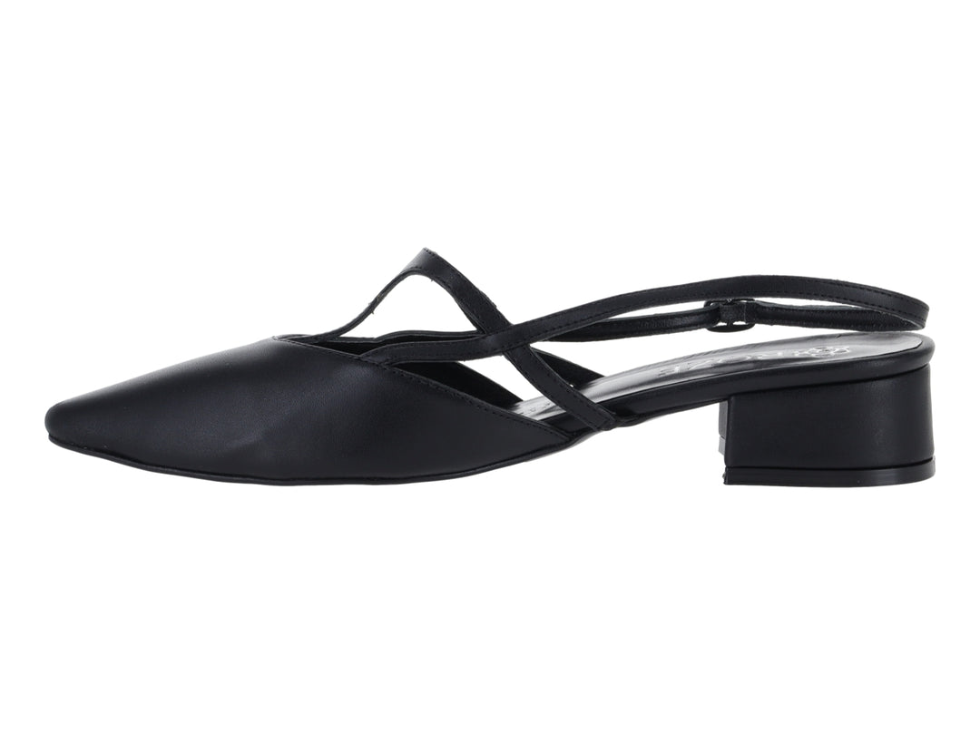 Zapato negro de tacón bajo con tiras cruzadas y punta cerrada.
