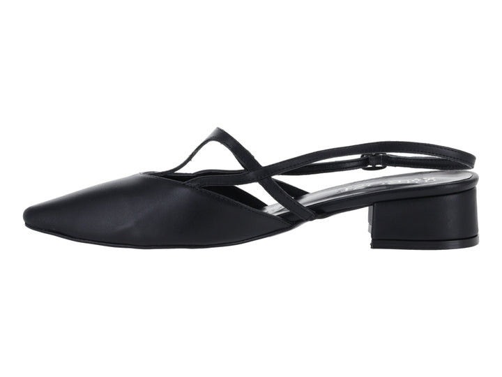 Zapato negro de tacón bajo con tiras cruzadas y punta cerrada.