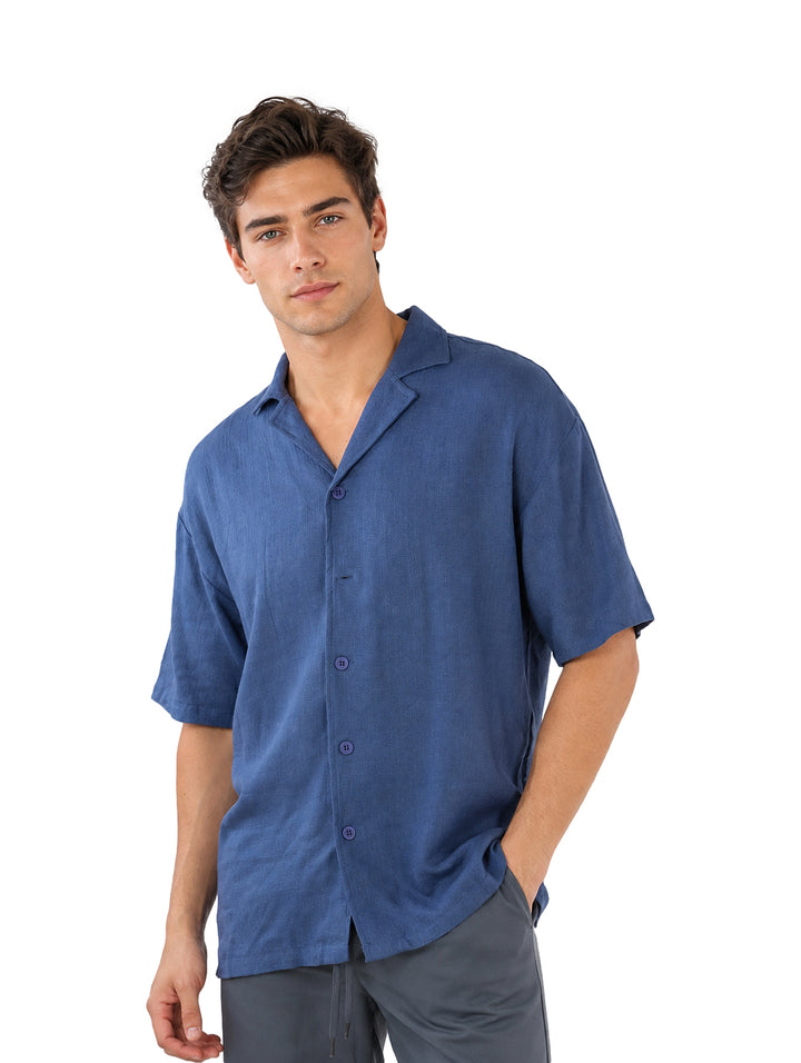 Hombre vistiendo una camisa de manga corta color azul denim.