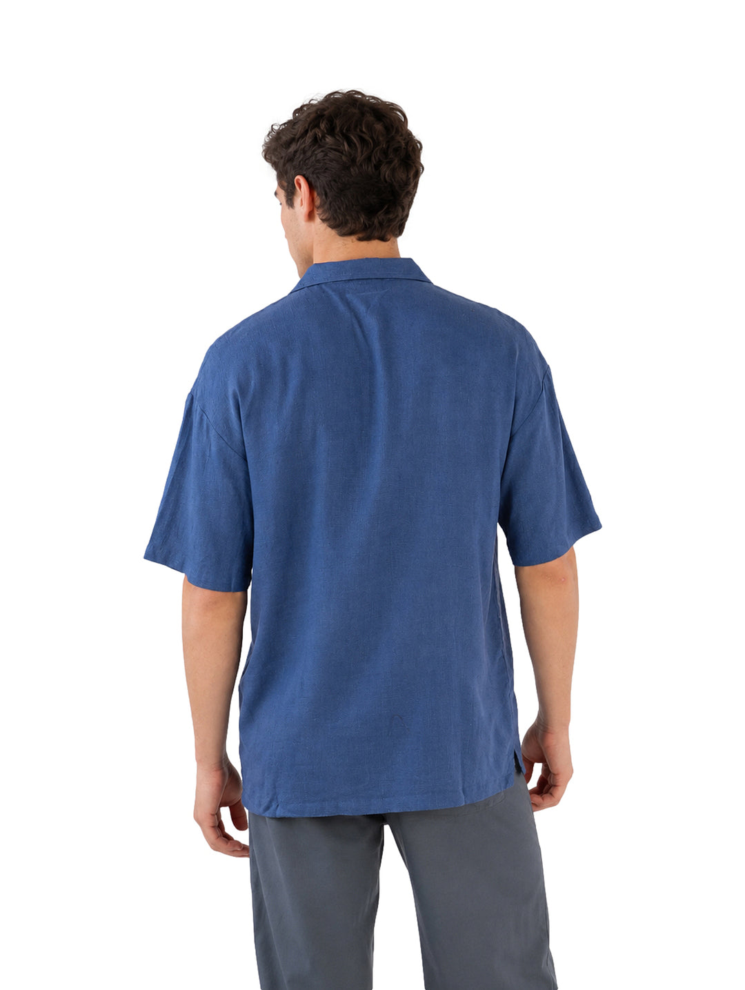 Hombre vistiendo una camisa de manga corta color azul denim.