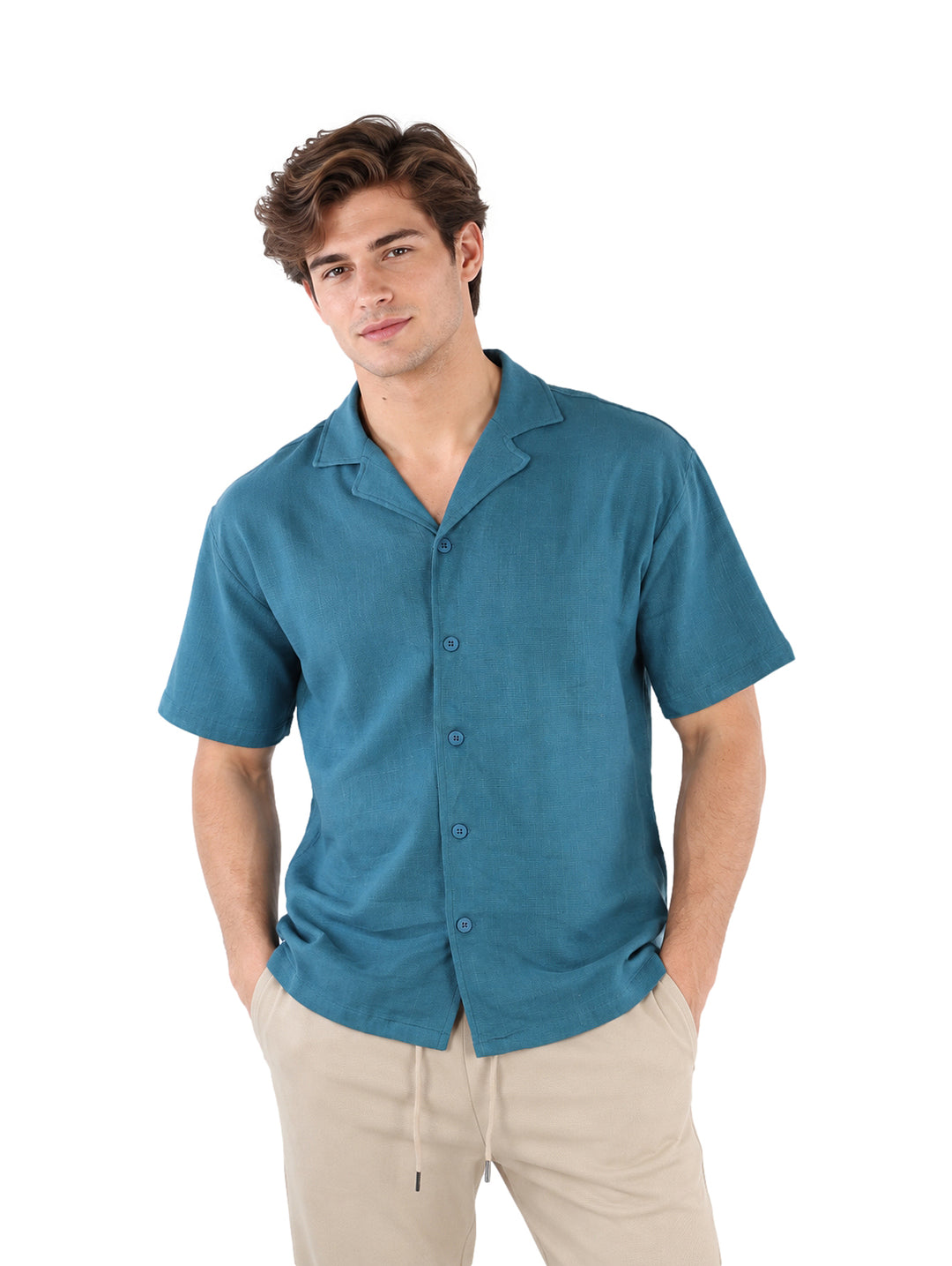 Hombre vistiendo una camisa azul de manga corta con botones y cuello, estilo casual.