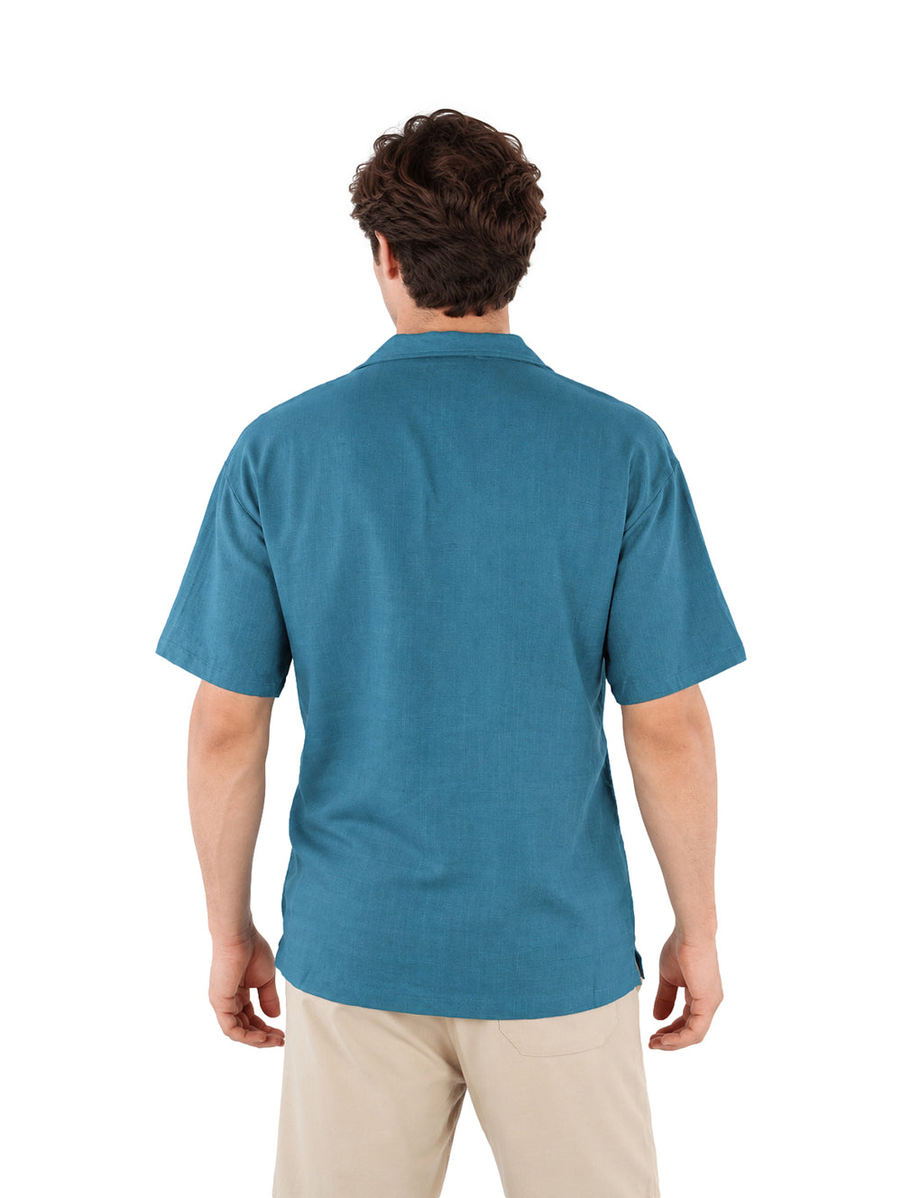 Hombre vistiendo una camisa azul de manga corta con botones y cuello, estilo casual.