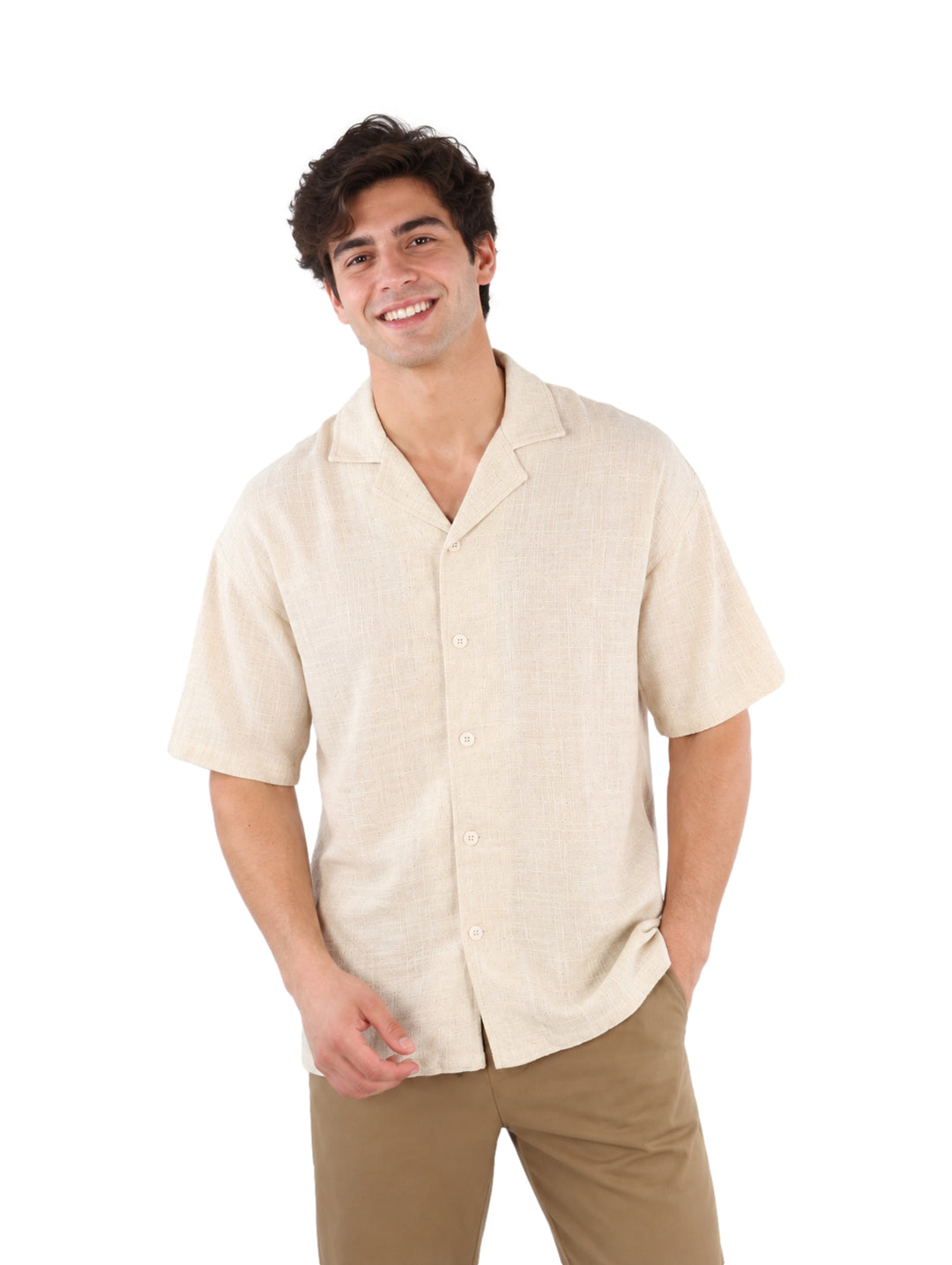 Hombre vistiendo una camisa de manga corta color beige con botones y pantalones caqui.