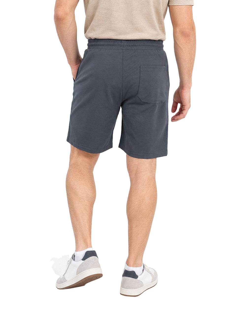 Hombre vistiendo un short azul con jareta y cintura elástica, estilo casual.