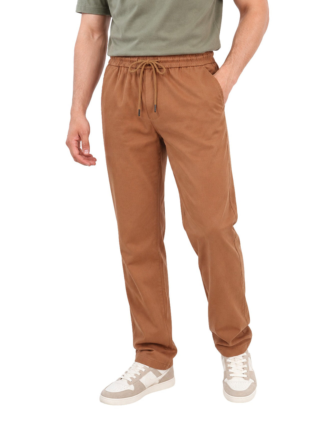 Hombre vistiendo pantalón ATOK color brown con cintura elástica y cordón ajustable.