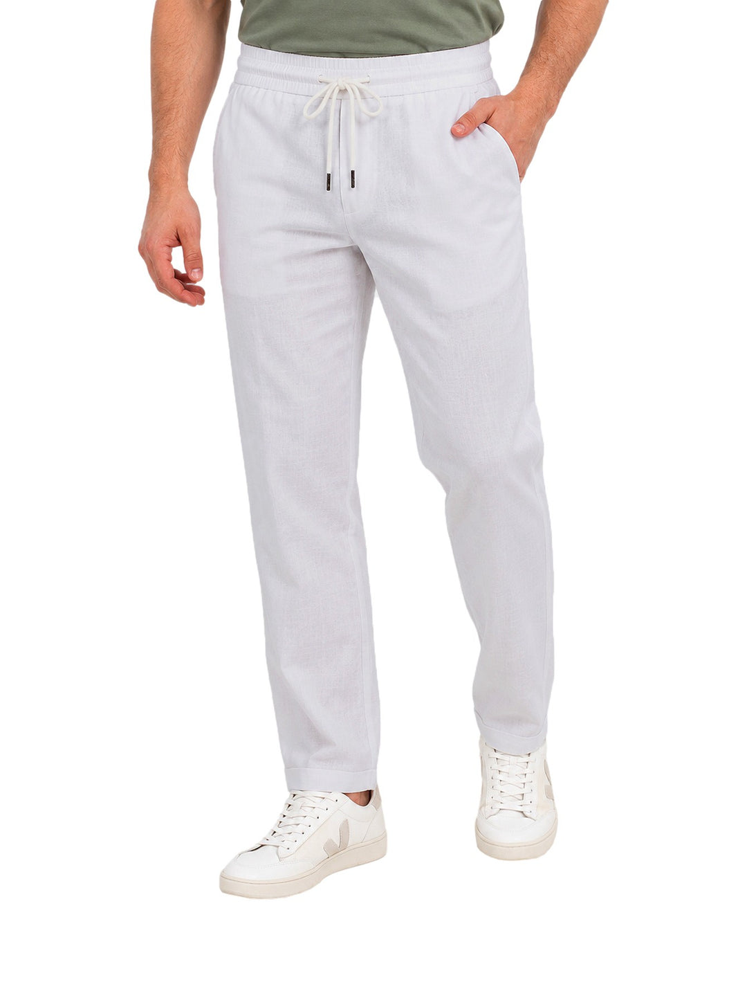 Hombre vistiendo pantalón ATOK color blanco con cintura elástica y cordón ajustable.