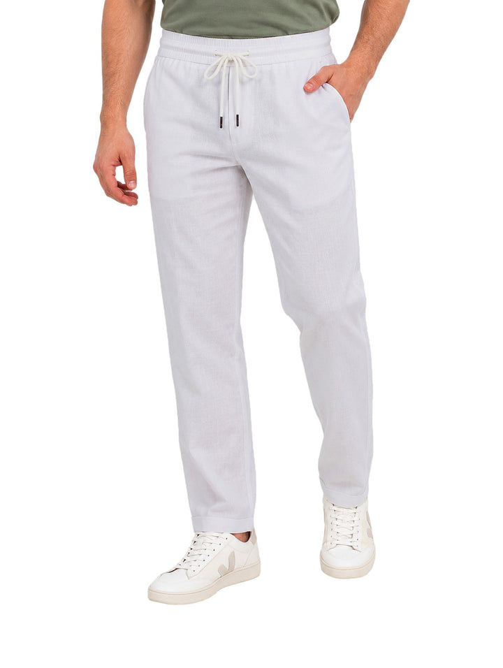 Hombre vistiendo pantalón ATOK color blanco con cintura elástica y cordón ajustable.