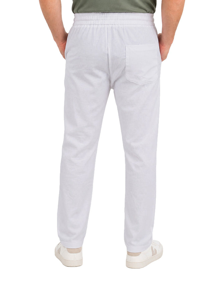Hombre vistiendo pantalón ATOK color blanco con cintura elástica y cordón ajustable.