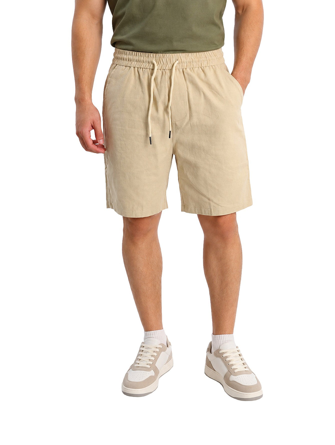 Hombre vistiendo un short ATOK color kaki con jareta y cintura elástica.