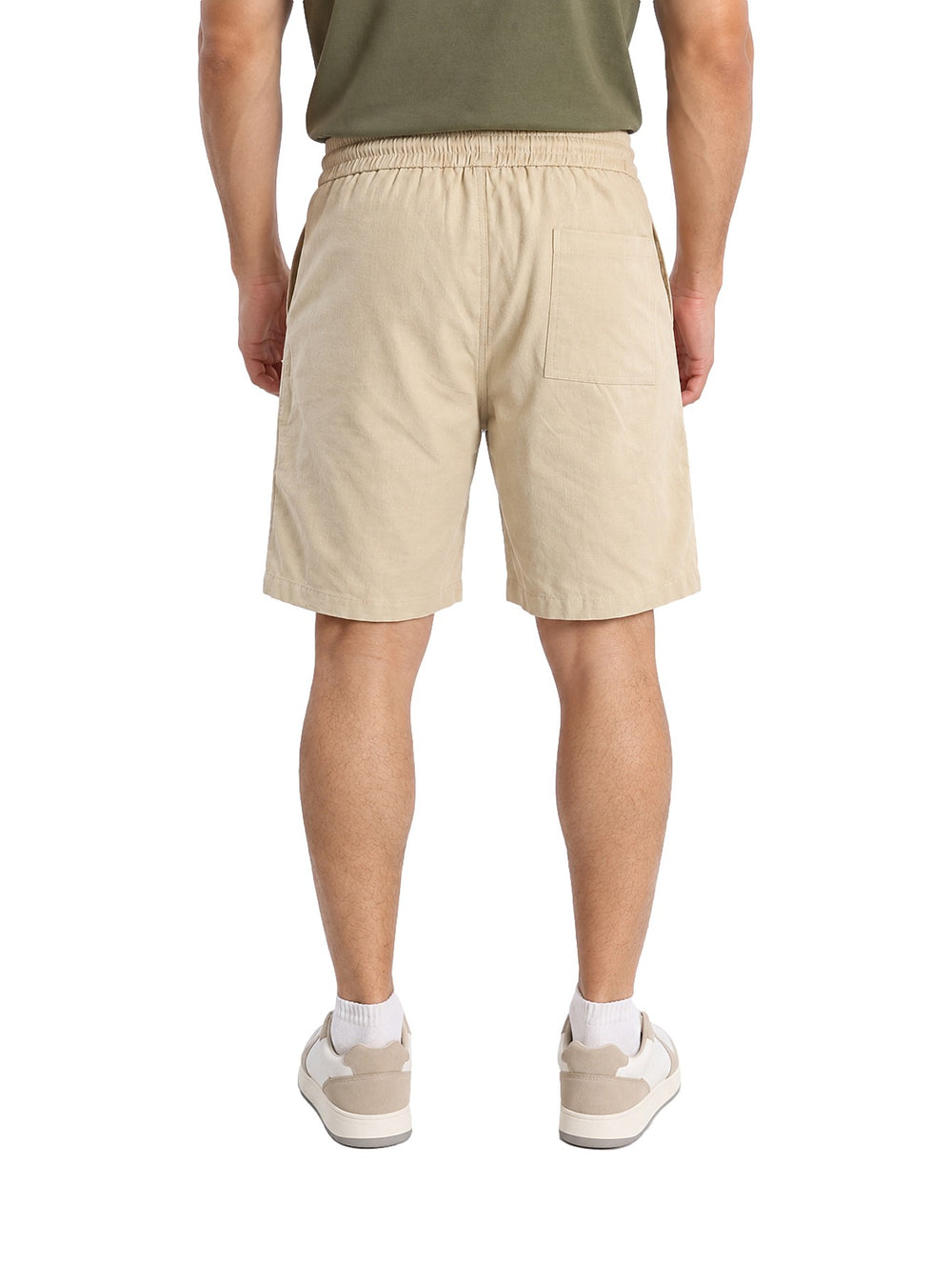 Hombre vistiendo un short ATOK color kaki con jareta y cintura elástica.