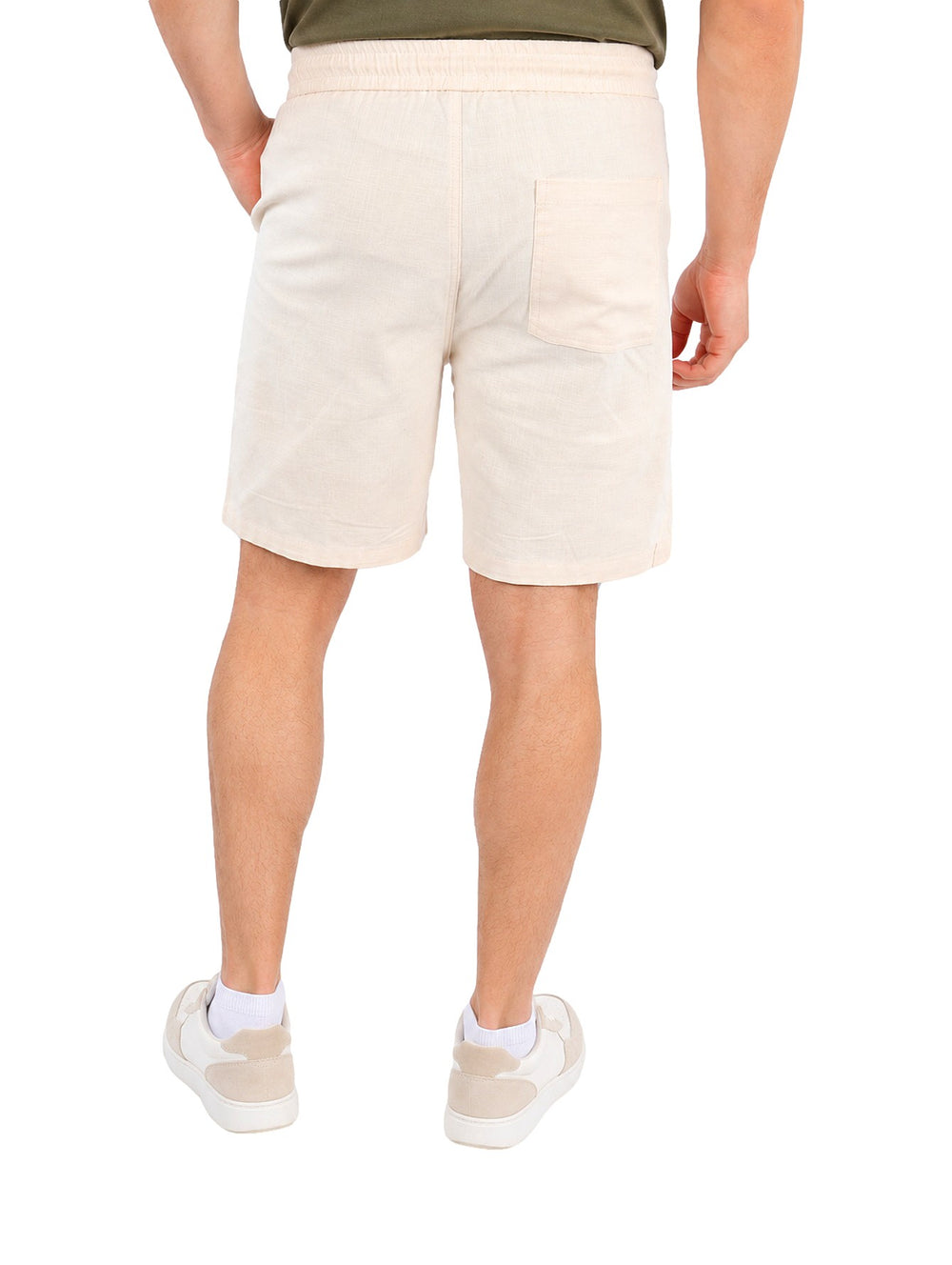 Hombre vistiendo short ATOK color off white con jareta y cintura elástica.
